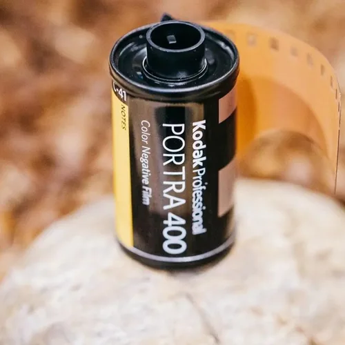 Vista 7 de Película Kodak Portra 400 - Paquete de 10 rollos de 36 exposiciones para cámaras de 35 mm con paño de microfibra Premium balveli
