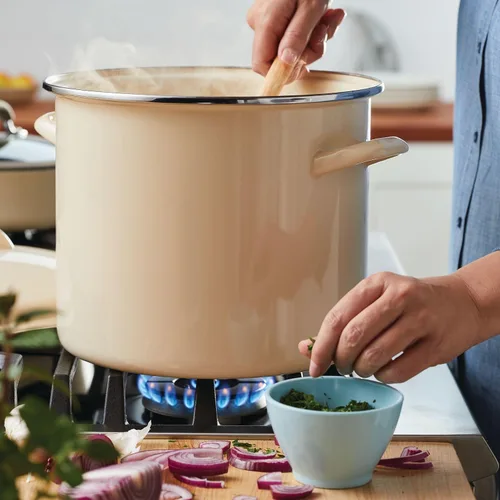Vista 7 de Rachael Ray Olla esmaltada en acero con tapa, apta para inducción, 12 cuartos de galón, crema de almendras