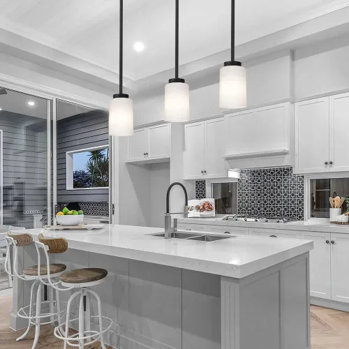 Vista 2 de TODOLUZ Luminaria Colgante Negra con Cristal Blanco Ópal, Mini Candelabro de Estilo Rústico para Isla de Cocina y Pasillo