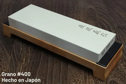 Vista 2 de Yoshihiro Afilador de cuchillos japonés Toishi de grado profesional (grano 400)
