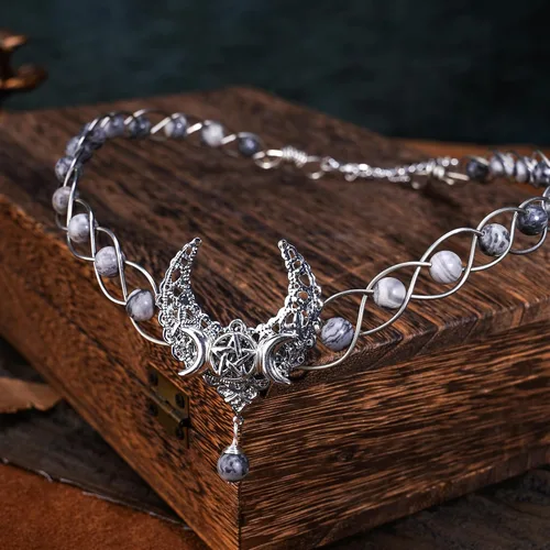 Vista 4 de Corona vikinga de cristal renacentista – Círculo de hadas medieval trenzado Renfaire diadema celta en forma de V luna disfraz de Halloween, Mapa