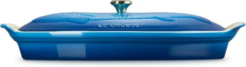 Vista 4 de Le Creuset - Cacerola de cerámica Heritage para pescado, 1.7 cuartos de galón, Marsella