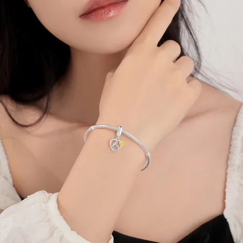 Vista 2 de Dije de plata de ley 925 con diseño de girasol de la A a la Z, dije de letras del alfabeto para pulseras Pandora para esposa, hija, mamá, regalo
