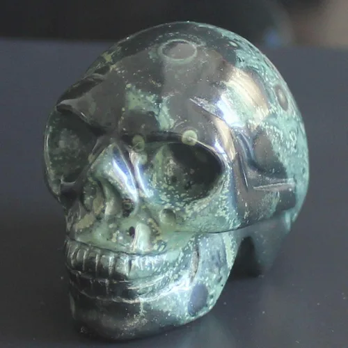 Vista 15 de Figura de calavera de piedras preciosas mixtas tallada a mano de 2 pulgadas para decoración del hogar (Amazonita)