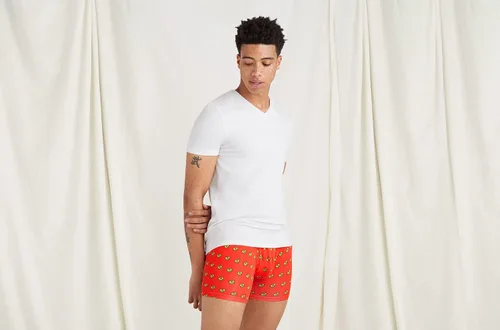 Vista 6 de MeUndies Camiseta elástica de algodón orgánico con cuello en V, tela exclusiva de Tienda
