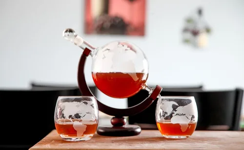 Vista 4 de Lily's Home Decantador de whisky World Globe con soporte de madera con acabado oscuro, embudo de barra y 2 vasos a juego (28.7 fl oz)