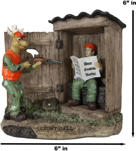 Vista 2 de Ebros Gift 'Gotcha!' Rústica Vida Silvestre Caza Ciervo con Rifle Capturando a un Cazador Conmocionado Leyendo Periódico en Cabaña Outhouse Figurita
