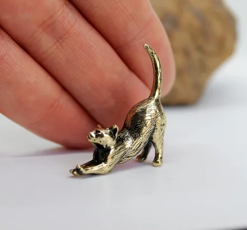 Vista 3 de Figura de gato estirada fundida a mano en latón, pequeño gatito, regalo coleccionable para amantes de los gatos, pequeña baratija decorativa de metal