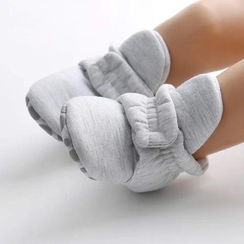 Vista 33 de Botines de forro polar para bebés, niños y niñas, pantuflas antideslizantes con agarre suave, zapatos de calcetín para recién nacidos, cuna