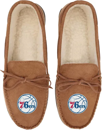 Vista 2 de FOCO Pantuflas tipo mocasín con logotipo del equipo de la NBA para hombre