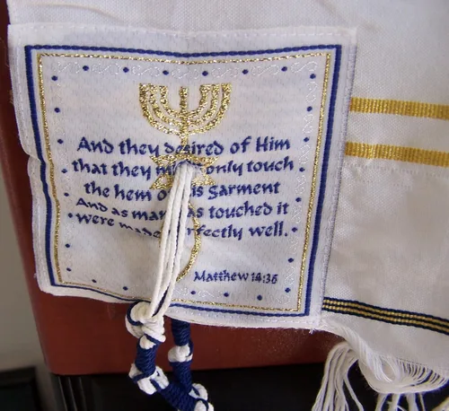 Vista 3 de Mantón con oración del Nuevo Testamento en ingléshebreo y bolsa, azul., Azul