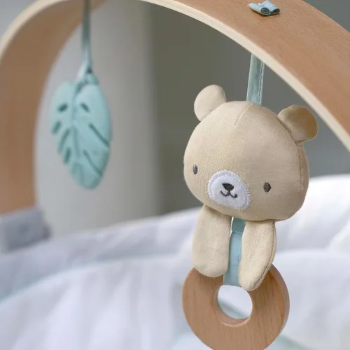 Vista 10 de Ingenuity Cozy Spot Sosegón Balancín para Bebé con Arco de Juguete de Madera, Juguete de Caucho Natural, Arnés de Seguridad, Música y Apagado