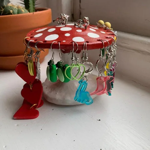 Vista 5 de Lindo soporte de joyería de hongos, soporte de exhibición de aretes, organizador de aretes, regalo de Navidad, cumpleaños para mujeres y niñas