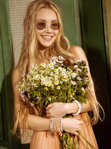 Vista 6 de Juego de accesorios de vestir hippie con gafas hippie y collar con signo de paz