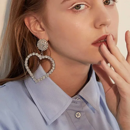 Vista 2 de Pendientes colgantes de cadena larga con diamantes de imitación de corazón de plata para mujer, Metal Plata Diamante de imitación