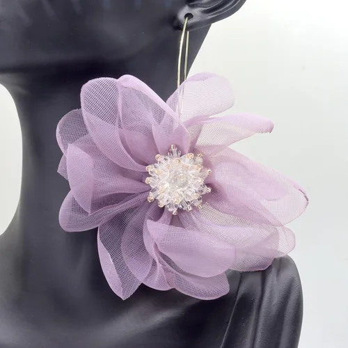 Vista 2 de Elegantes aretes grandes de pétalo grande para mujer, aretes colgantes de flores grandes con diamantes de imitación con borla floral de gasa