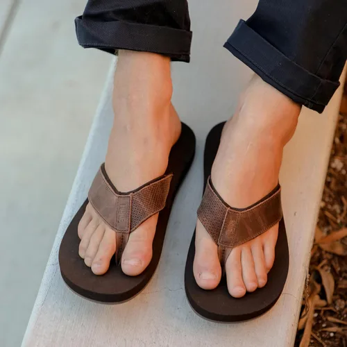 Vista 6 de Flojos Cole Genuine Leather Perforated Strap Mens Sandal Negro