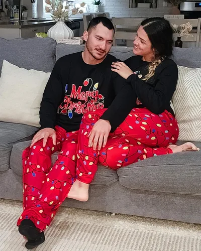 Vista 4 de SOLOYEE Pijamas de Navidad a juego para parejas, conjuntos de pijamas clásicos a cuadros para adultos, ropa de dormir de Navidad para familia