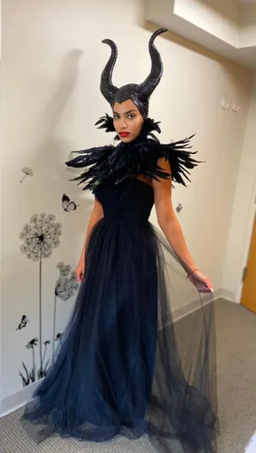 Vista 5 de VZQI Disfraz de cuernos de plumas de reina malvada para mujer, capa negra, accesorios de chal para Halloween