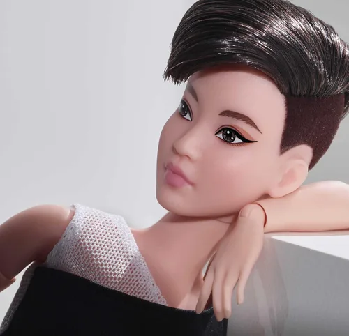 Vista 3 de Barbie Signature Looks Doll (Petite, Brunette Pixie Cut) Muñeca de moda totalmente posable con falda midi negra para coleccionistas Multicolor