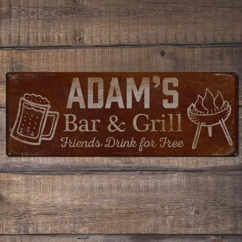 Vista 2 de Adam's Bar and Grill Friends Drink for Free, cartel de aluminio de 5.75 x 15.5 pulgadas, accesorios personalizados para bar y decoración de pared