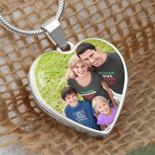 Vista 3 de Collar de corazón de plata con foto personalizada pon tu imagen favorita en esta joyería con tu mensaje personalizado grabado como un regalo