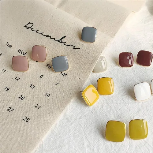Vista 5 de Caiyao Aretes de botón cuadrados esmaltados ligeros y coloridos para mujer, pequeños aretes cuadrados para adolescentes, niñas, novia, fiesta