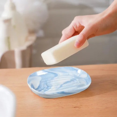 Vista 4 de Jabonera de cerámica hecha a mano, jabonera decorativa con texturas únicas de mármol, soporte antideslizante para barra de jabón para baño y cocina