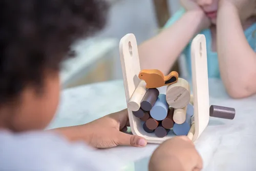 Vista 5 de PlanToys Timber Tumble - Juego de equilibrio y estrategia de madera para niños a partir de 3 años Juguete educativo Montessori para habilidades