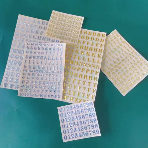 Vista 7 de 6 hojas de letras y números, minicalcomanías autoadhesivas del alfabeto, calcomanías de letras plateadas y doradas para uñas, piezas de resina