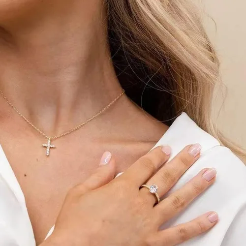 Vista 5 de RONALREL Collar con colgante de cruz de moissanita y diamante de oro blanco de 14 quilates, diseño atemporal inspirado en la fe, regalo de joyería