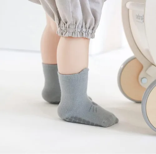 Vista 3 de Tatibana Calcetines antideslizantes para bebé, 5 pares de calcetines antideslizantes para niños pequeños, calcetines de dibujos animados para bebés