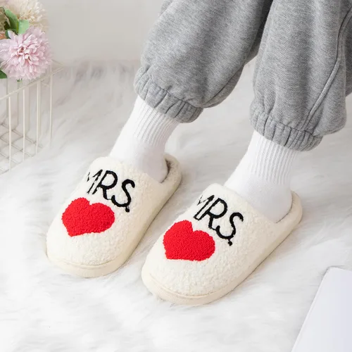 Vista 2 de Mr and Mrs Pantuflas para mujer, pantuflas peludas para hombre, zapatos de corazón a juego, para interiores y exteriores, para novio, novia, regalo