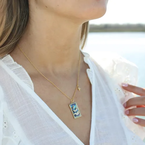 Vista 4 de Bonne Affaire Collar con colgante de tarjeta de tarot de luna, Oro, abulón y circonita cúbica