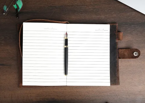 Vista 2 de Diario de cuero para hombres y mujeres – Cuaderno de cuero de brújula forrado recargable de alta calidad con bolígrafo, ranura para monedas