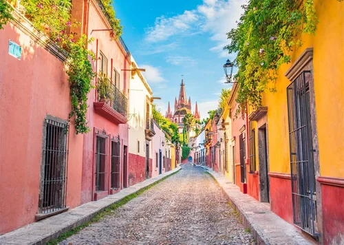Vista 2 de BELECO Telón de fondo de tela medieval de 5 x 3 pies, casas coloridas de San Miguel de Allende, fondo de pueblo mexicano para cumpleaños, boda