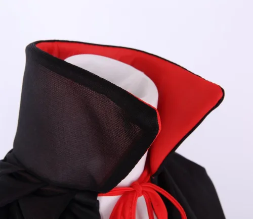 Vista 7 de Disfraz de capa reversible con cuello alto y capucha, color negro y rojo