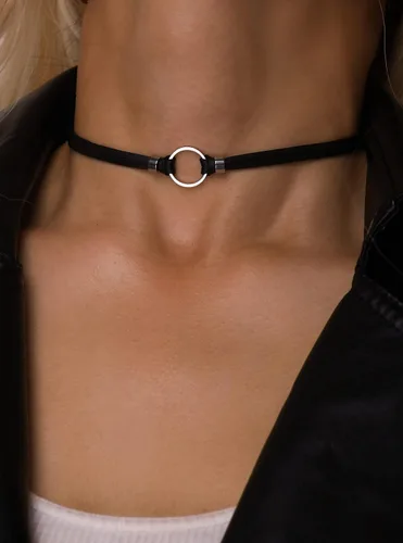 Vista 4 de Sacina Gargantilla gótica bohemia hippie con anillo en O de cristal, de piel sintética en capas delicada, negra, regalo de joyería para mujeres