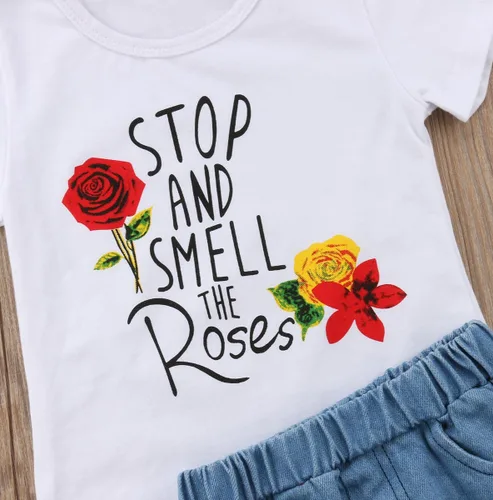Vista 4 de Conjunto de ropa de camiseta con olor a rosa y faldas de mezclilla para niñas pequeñas
