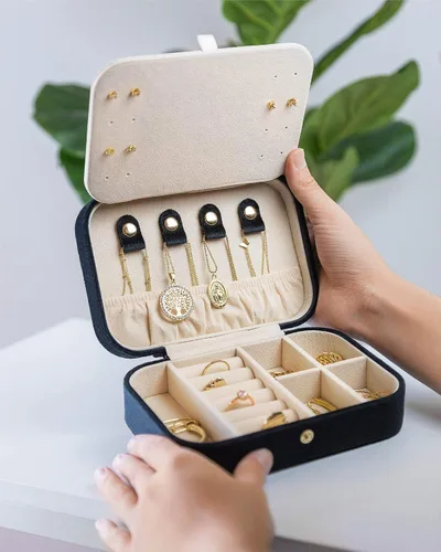 Vista 4 de Benevolence LA - Joyero de viaje Almacenamiento y organizador de joyas Joyero para mujer Organizador de anillos, collares y aretes con espejo