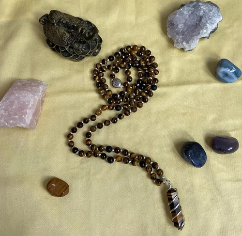 Vista 3 de Ojo de tigre - 108 Mala curativa mágica anudada hecha a mano con piedras preciosas 100% auténticas (0.315in), con colgante en espiral de ojo