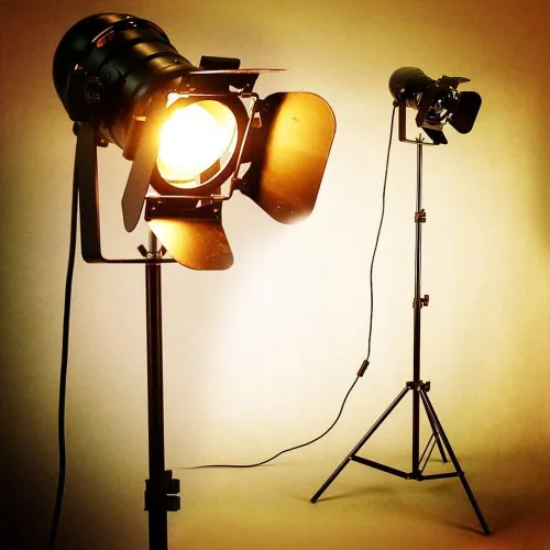 Vista 2 de Trípode retro vintage industrial negro ajustable lámpara de pie luz de estacionamiento, cable de 16.4 ft con interruptor de pie, luz