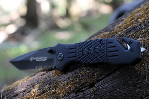 Vista 2 de Smith & Wesson Extreme Ops SWFR2S Cuchillo plegable, con traba, parcialmente aserrado, con punta hacia bajo, con hoja Tanto.