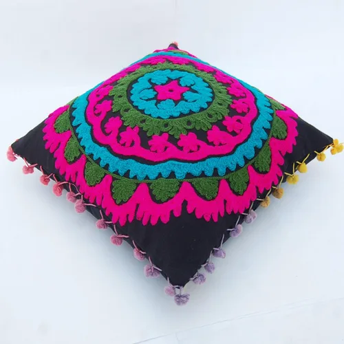 Vista 3 de Funda de cojín bohemia Suzani, fundas de almohada bordadas de 16 x 16 pulgadas, fundas de almohada decorativas, cojines indios con pompones al aire