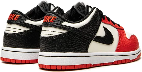 Vista 699 de Nike Kid's Dunk Low Sneaker
