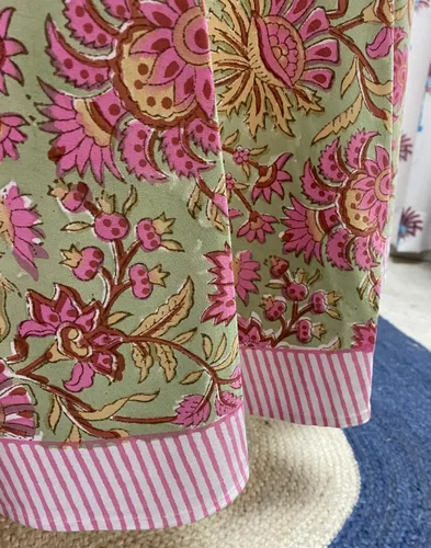 Vista 160 de Ridhi Mantel redondo estampado a mano color rosa flamenco 110 pulgadas 100%