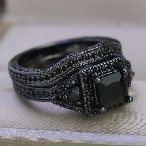 Vista 5 de Juego de anillos de boda de acero inoxidable chapado en oro negro con circonita cúbica