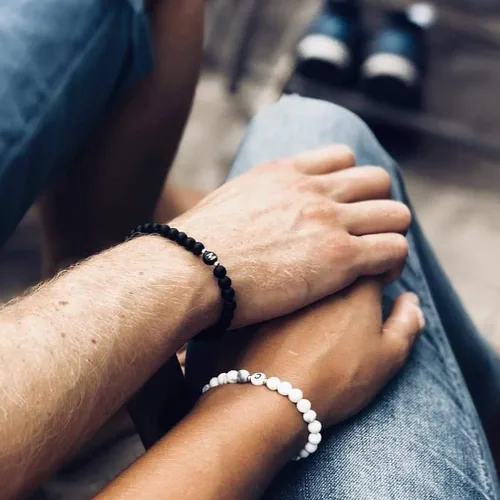 Vista 4 de XIA YAN Pulseras de cuentas de letras hechas a mano de ónice negro y howlita blanca de 0.236in para mujeres y hombres, pulseras iniciales, regalos
