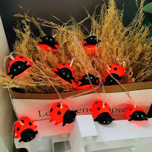 Vista 8 de Guirnalda de luces de mariquita de 5.4 pies, 10 luces LED de hadas de escarabajo de Navidad, funciona con pilas para decoración del hogar, fiesta