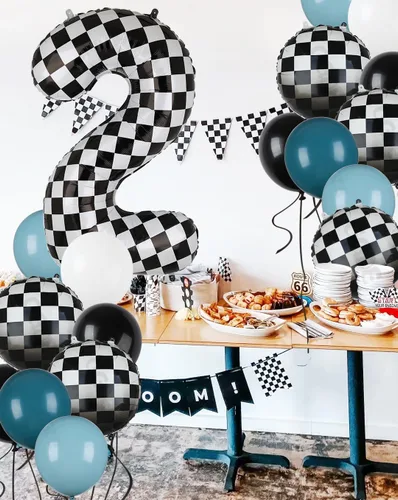 Vista 4 de Paquete de globos de auto de carreras azul y negro de 40 pulgadas, globo de números a cuadros 2 en blanco y negro, globos de látex para niños, dos